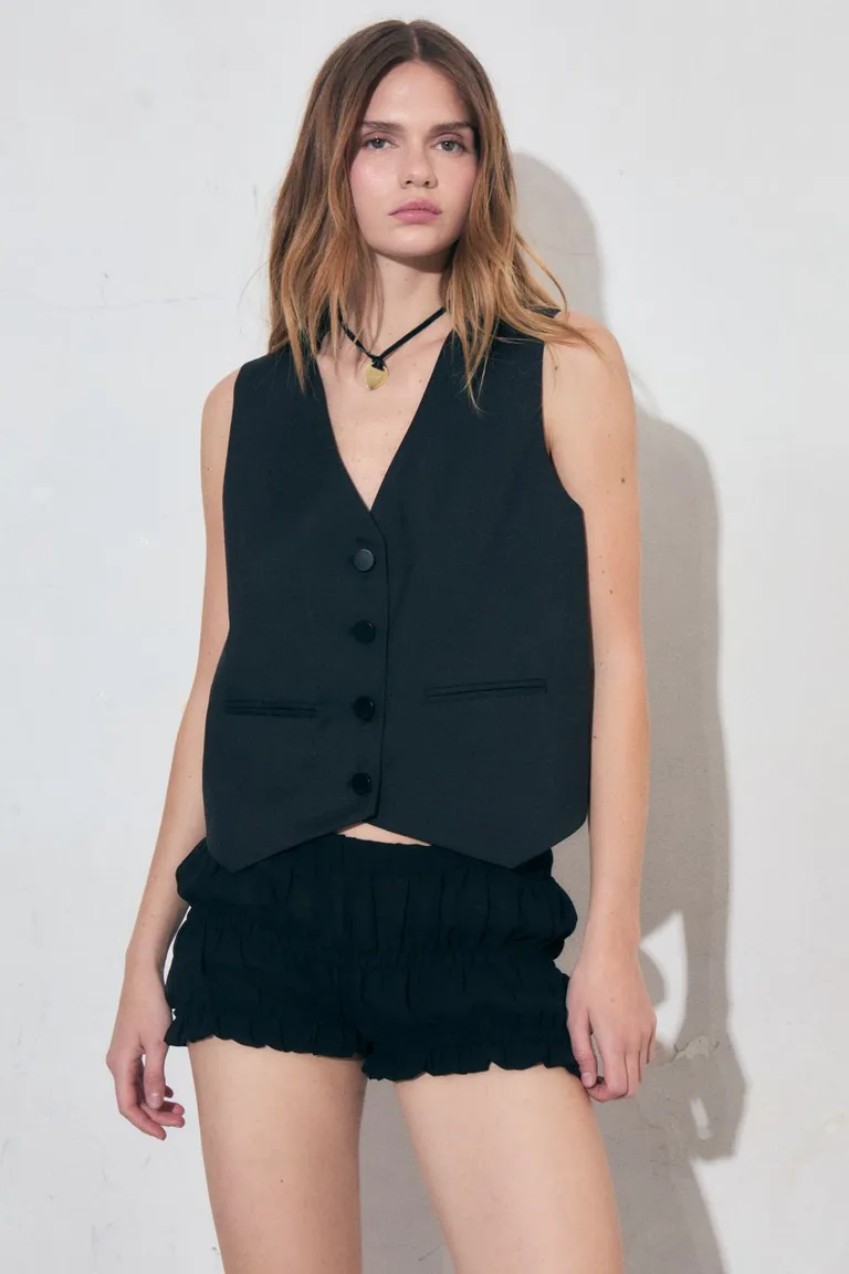 Chaleco negro de diseño moderno y minimalista para mujer de Allo Martinez en Chalecos para argentina