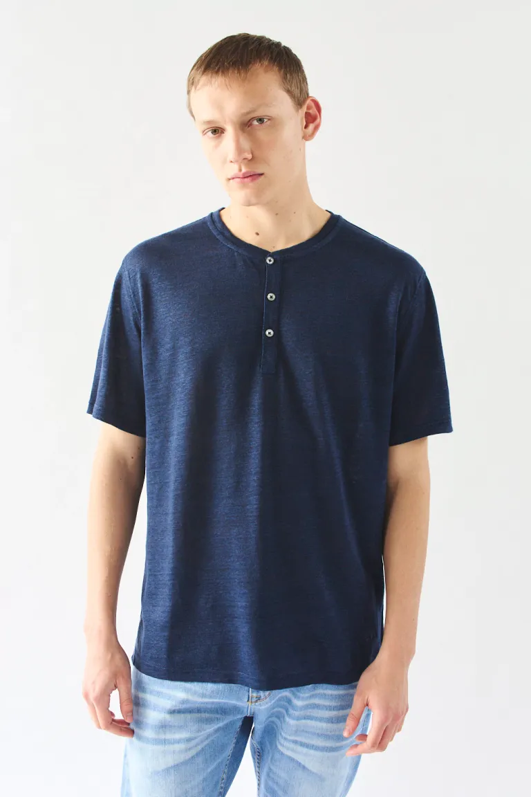 Remera henley de lino de manga corta para hombre, estilo casual y elegante de Bensimon en Remeras y Polos para argentina