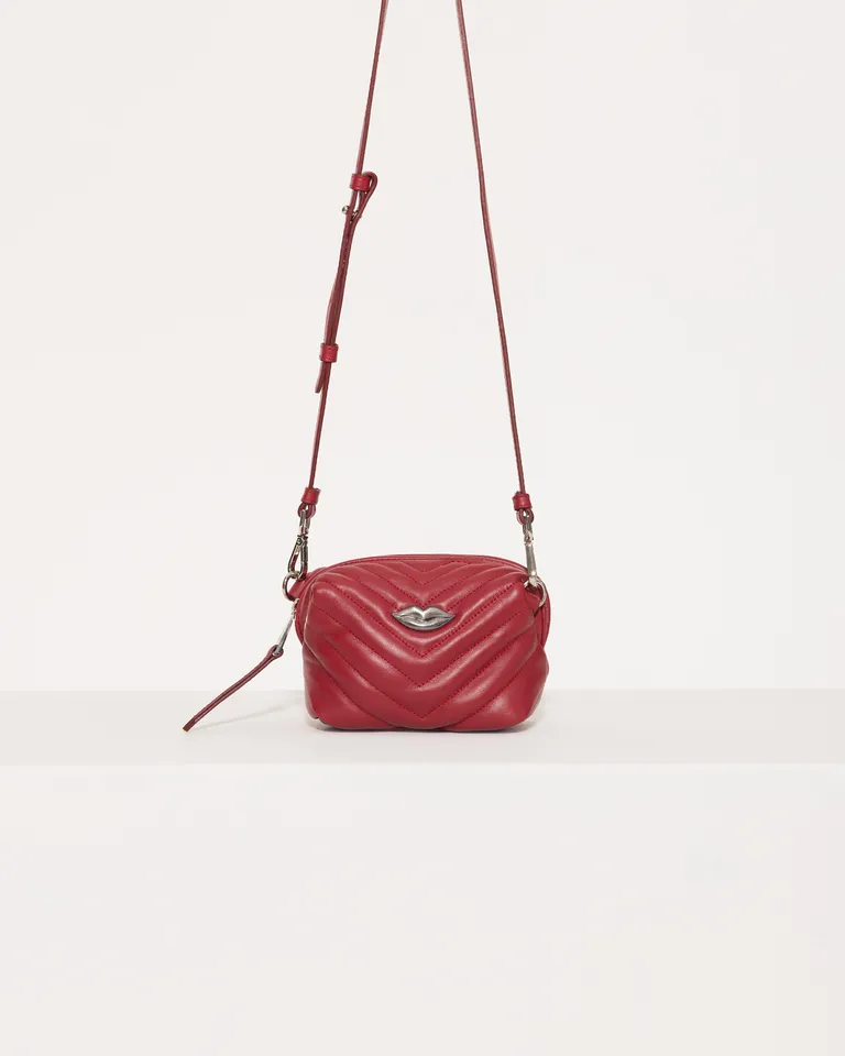 Bolsa de cuero matelasseada con cierre metálico y aplique estampado de Jazmin Chebar en Bolsos y Carteras para argentina