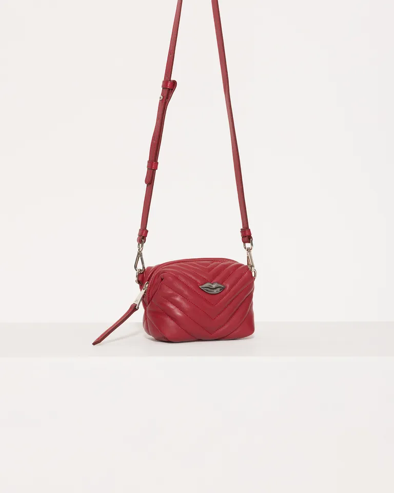 Bolsa de cuero matelasseada con cierre metálico y aplique estampado de Jazmin Chebar en Bolsos y Carteras para argentina