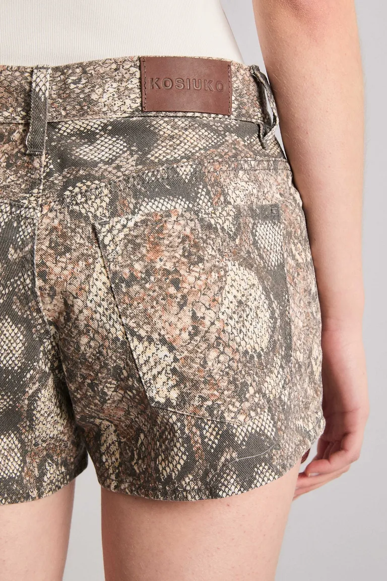 Shorts de corte regular con estampado exclusivo en tonos tierra de Kosiuko en Shorts para argentina