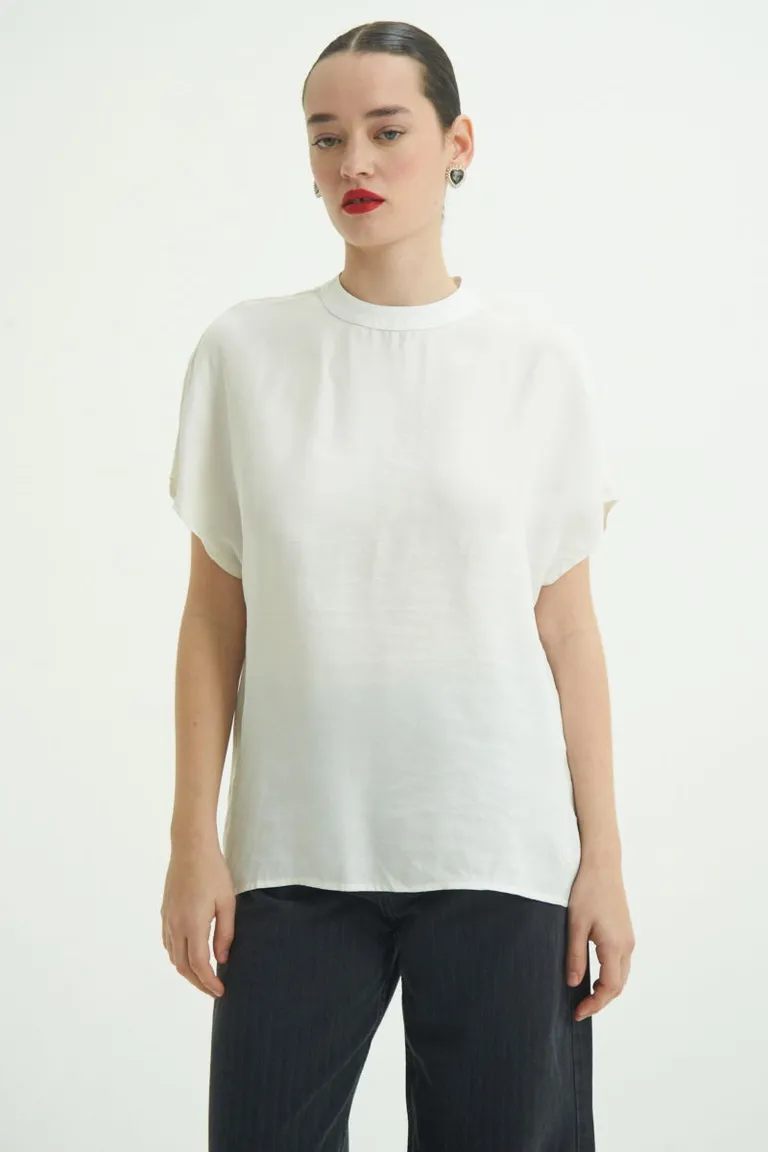 Blusa blanca de corte oversized con detalles bordados y aberturas en la espalda de Las Pepas en Blusas para argentina