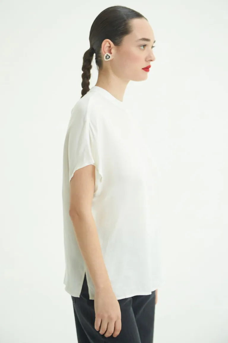 Blusa blanca de corte oversized con detalles bordados y aberturas en la espalda de Las Pepas en Blusas para argentina