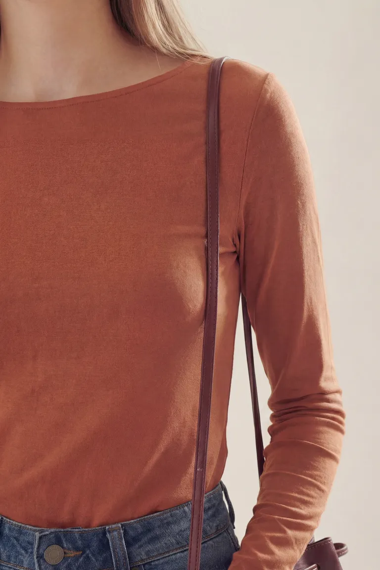 Remera de mangas largas con corte entallado y cuello redondo clásico de Akiabara en Remeras para argentina