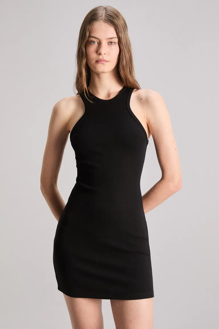 Vestido femenino de escote redondo y corte slim por encima de la rodilla de Kosiuko en Vestidos para argentina