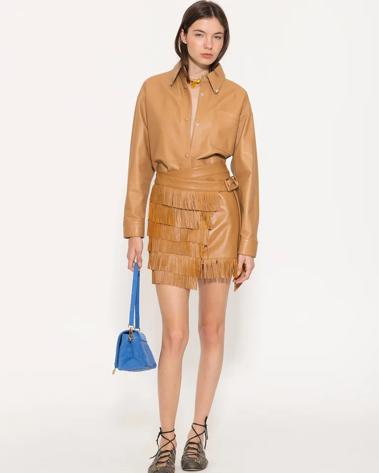 Falda de cuero con flecos y detalles superpuestos de Jazmin Chebar en Faldas para argentina