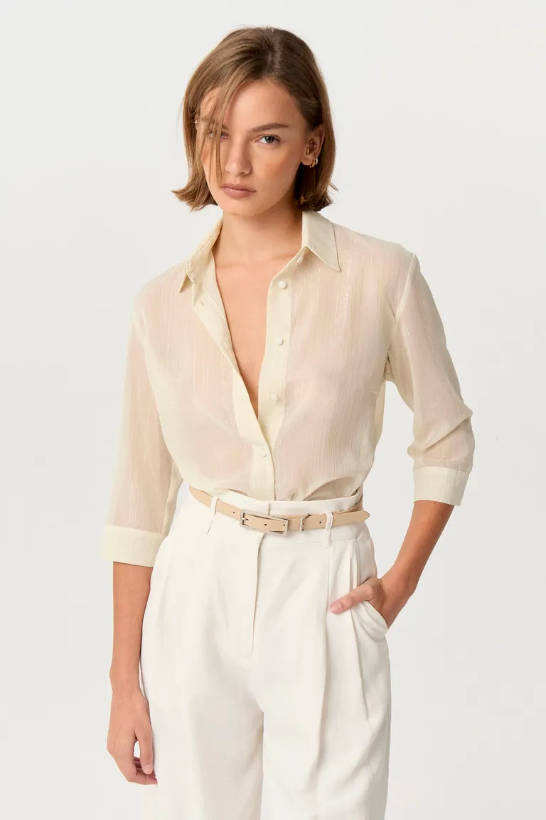 Camisa de gasa con detalles en lúrex, silueta entallada y pinzas de busto de Markova en Camisas para argentina