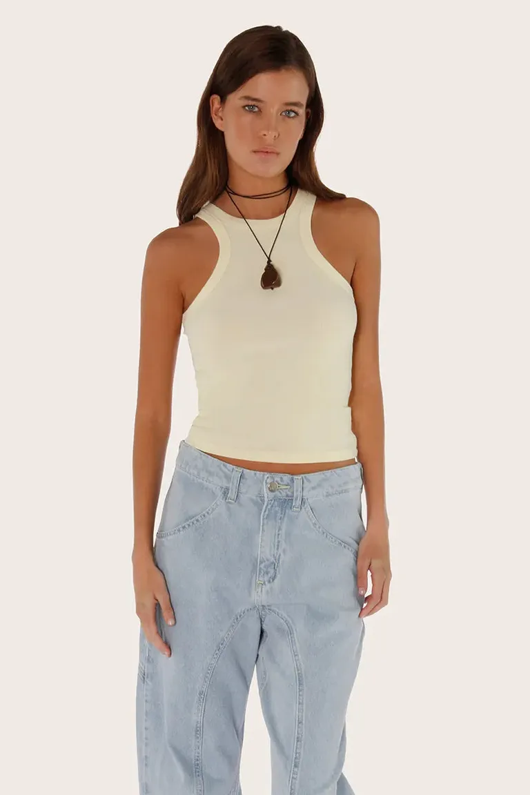 Musculosa amarilla sin mangas con escote pronunciado y cuello cerrado para un look fresco y moderno de Sofia Sarkany en Tops para argentina