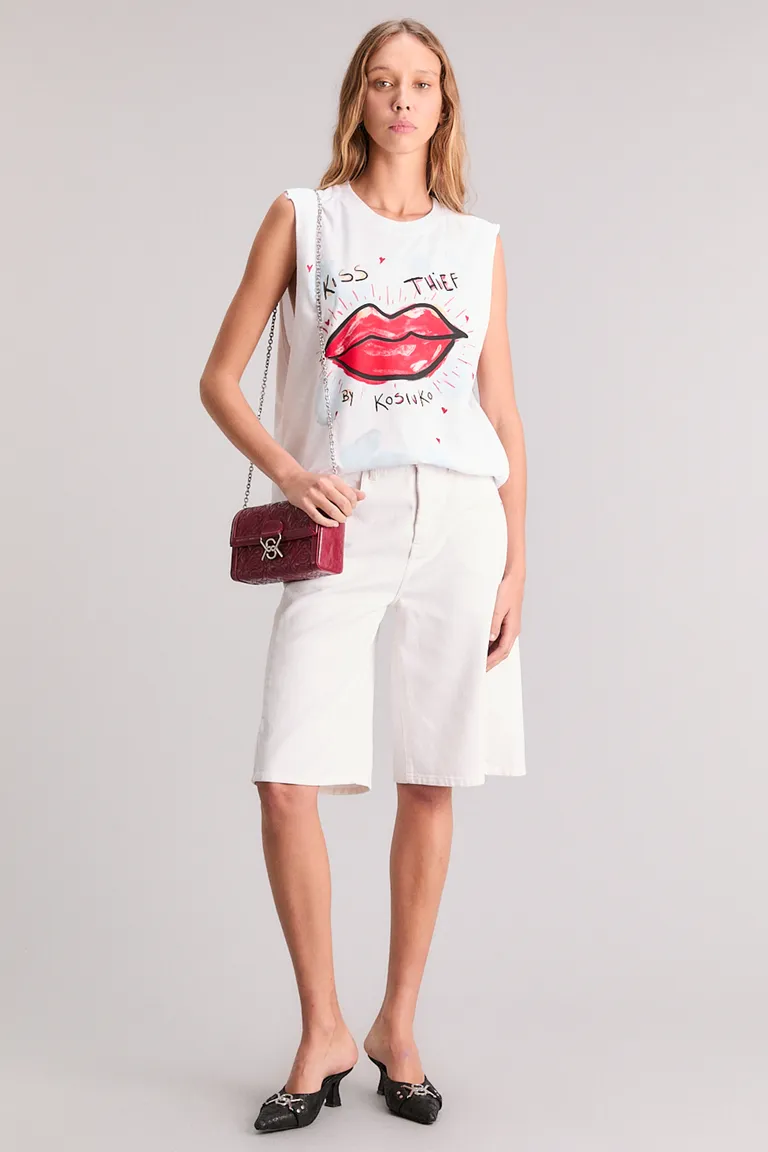 Musculosa blanca con estampado de labios rojos, diseño único y atractivo de Kosiuko en Remeras para argentina