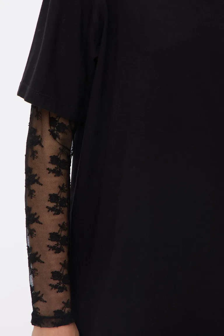 Remerón holgado de corte básico con mangas largas de encaje con diseño integrado de Cuesta Blanca en Remeras para argentina