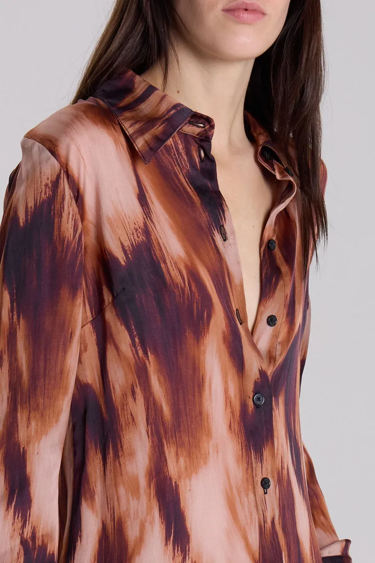 Camisa femenina de corte relajado con diseño gráfico en tonos tierra y acentos oscuros de Maria Cher en Camisas para argentina