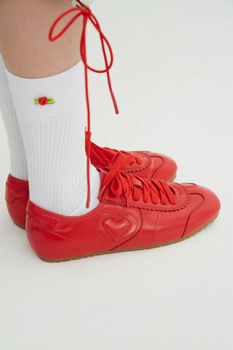 Zapatilla urbana con punta cuadrada, detalles de costuras y cordones ajustables de Las Pepas en Zapatillas para argentina