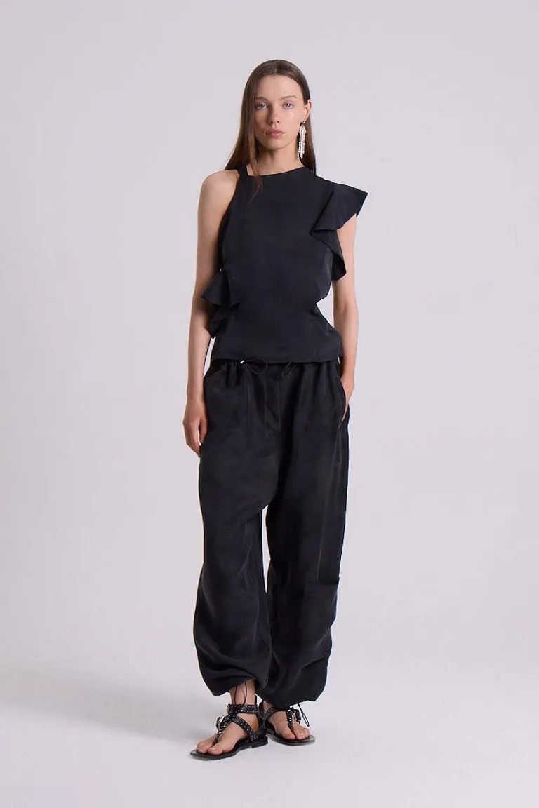 Top con volados negro, un básico elegante y versátil para vestir con estilo de Maria Cher en Tops para argentina