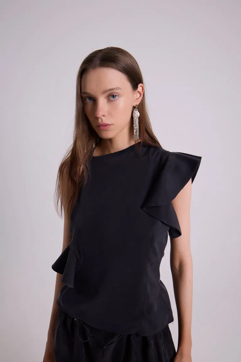 Top con volados negro, un básico elegante y versátil para vestir con estilo de Maria Cher en Tops para argentina