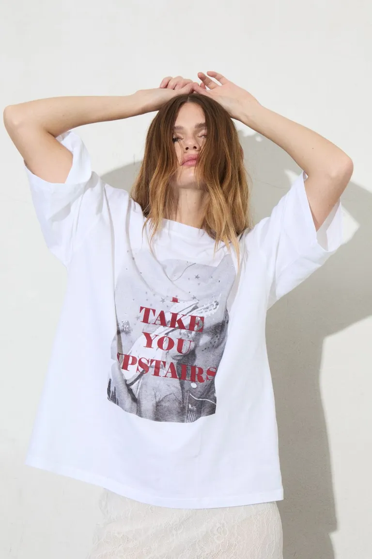 Remera blanca con estampado llamativo para mujer de Allo Martinez en Remeras para argentina