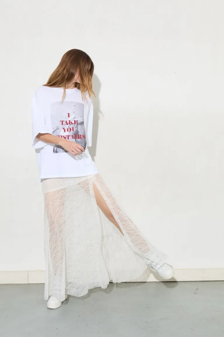 Remera blanca con estampado llamativo para mujer de Allo Martinez en Remeras para argentina