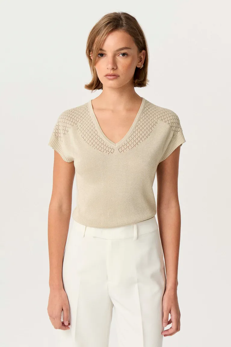 Remera beige con escote en V y detalles en lurex de Markova en Remeras para argentina