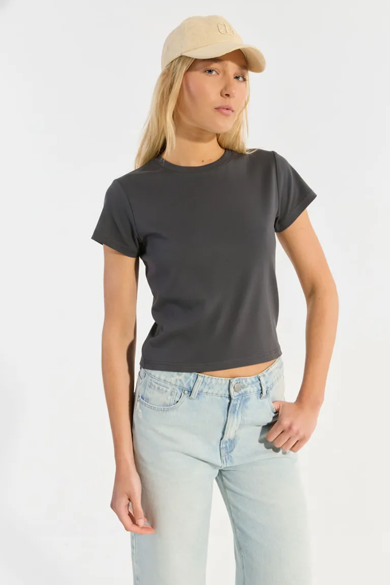 Remera de corte ajustado y escote redondo en color negro de Portsaid en Remeras para argentina