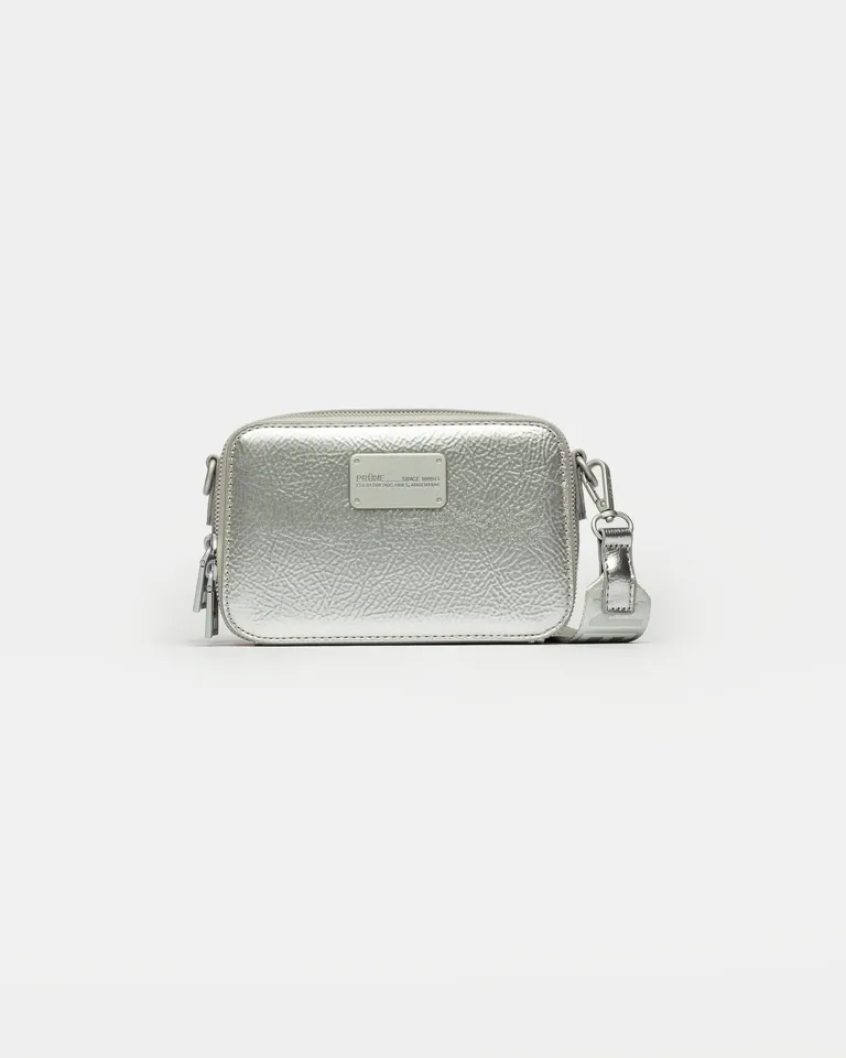 Cartera mini de diseño rígido y acabado charolado en color plata de Prüne en Bolsos y Carteras para argentina