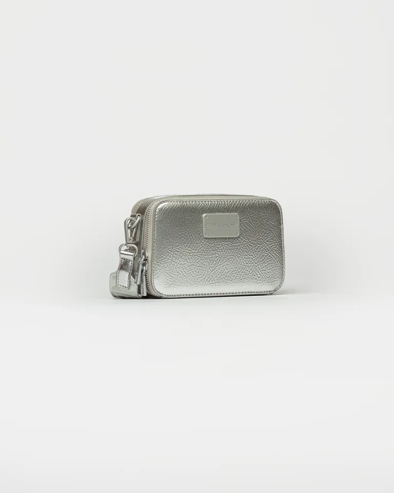 Cartera mini de diseño rígido y acabado charolado en color plata de Prüne en Bolsos y Carteras para argentina