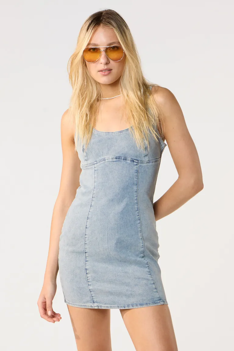 Vestido corto de denim ajustado con detalles de recortes de Cuesta Blanca en Vestidos para argentina