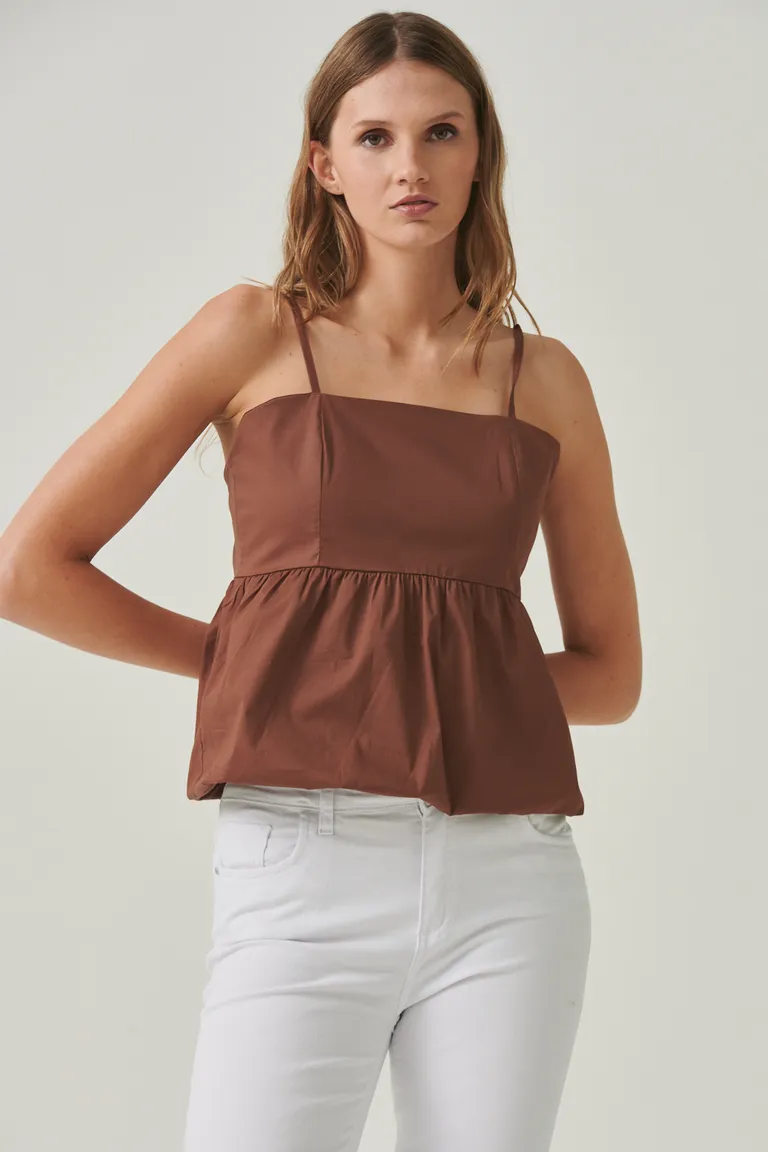 Top con abertura acampanada y breteles regulables para un look casual y versátil de Sweet en Tops para argentina