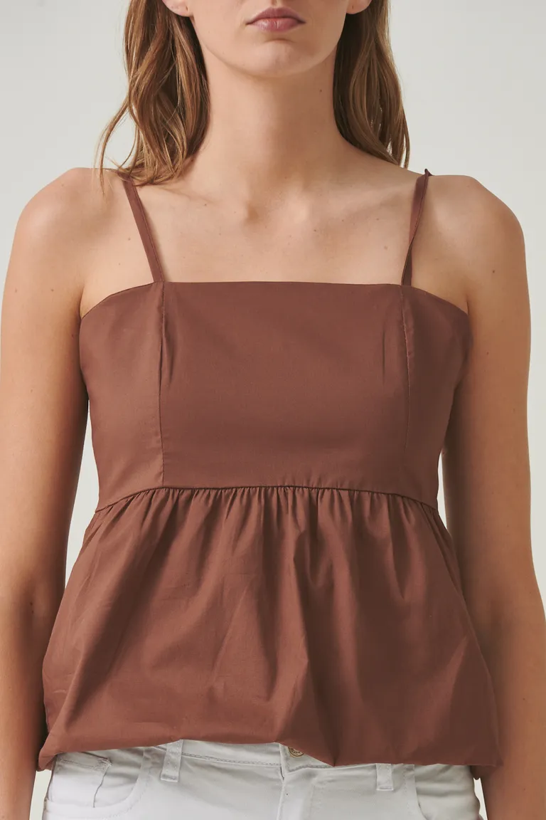 Top con abertura acampanada y breteles regulables para un look casual y versátil de Sweet en Tops para argentina