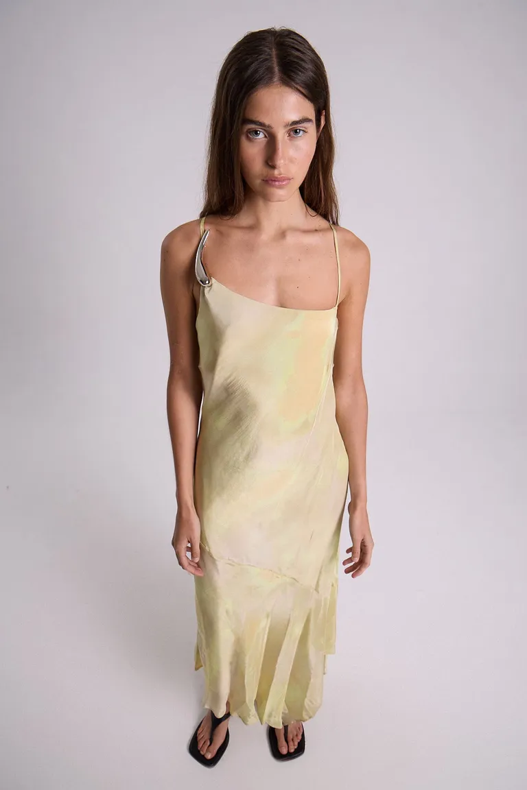 Vestido de crep estampado con detalle metalico al hombro de Maria Cher en Vestidos para argentina