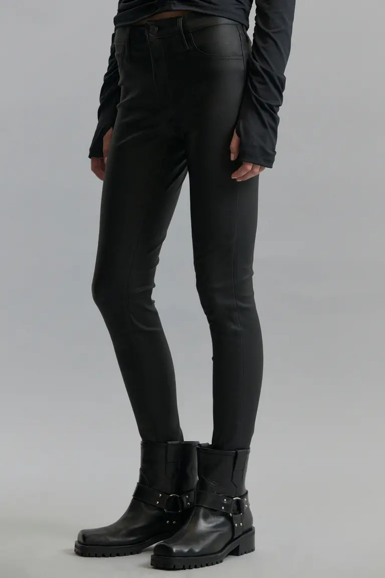 Pantalón negro engomado, elegante y versátil para la mujer moderna de Kosiuko en Pantalones para argentina