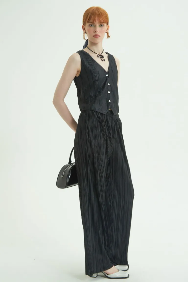 Pantalón de corte relajado y elegante, con pliegues que le dan movimiento y caída perfecta de Las Pepas en Pantalones para argentina