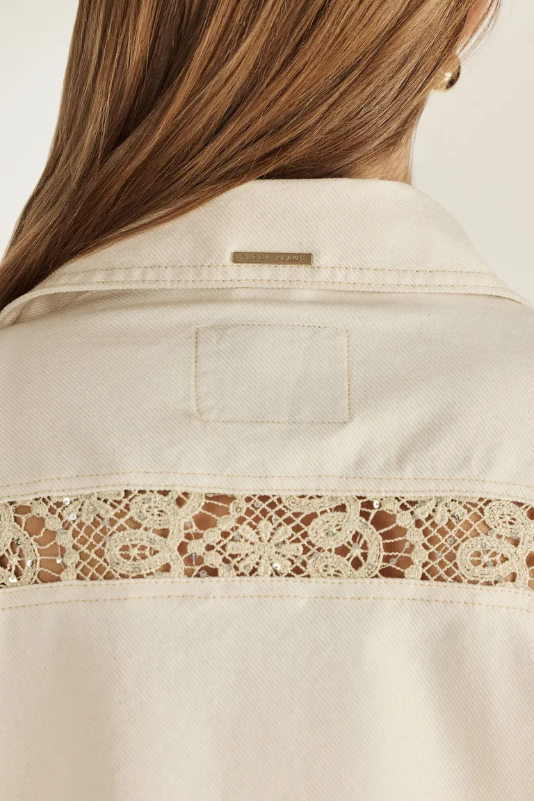Campera denim fit regular con guipiure en mangas y espalda, botones exclusivos de Tucci en Chaquetas para argentina