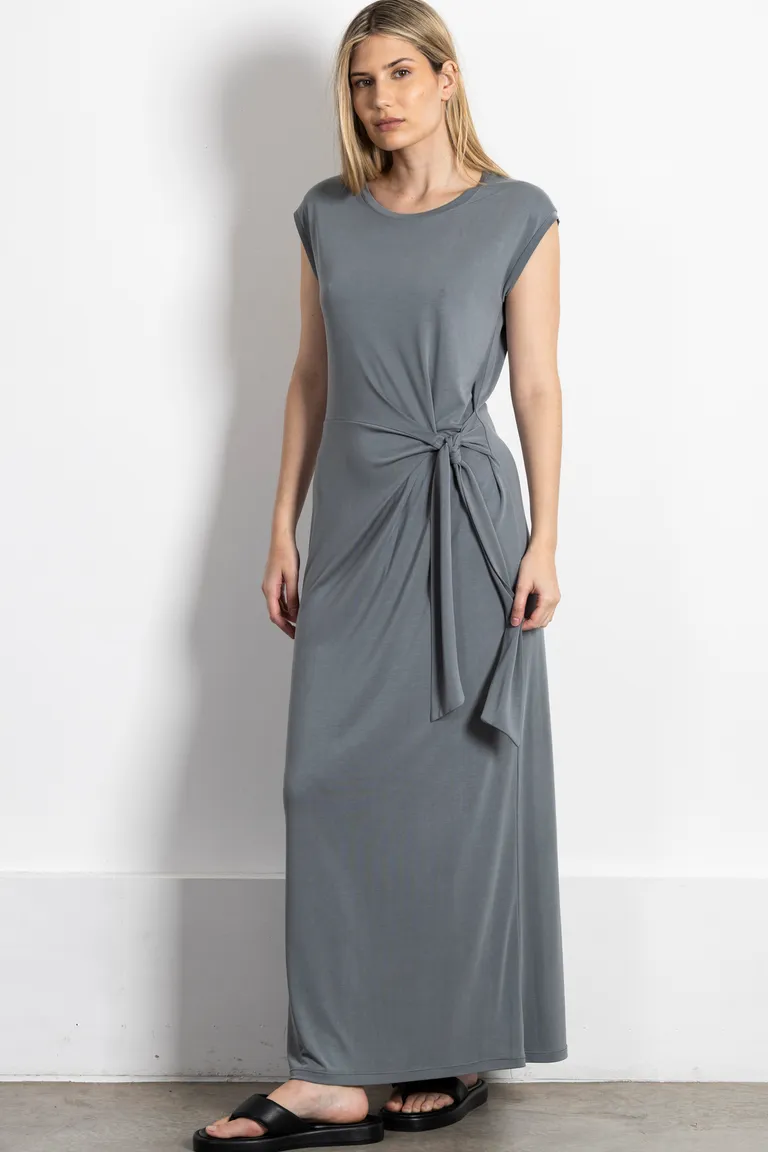Vestido largo en gris con diseño anudado en el frente de Kill en Vestidos para argentina