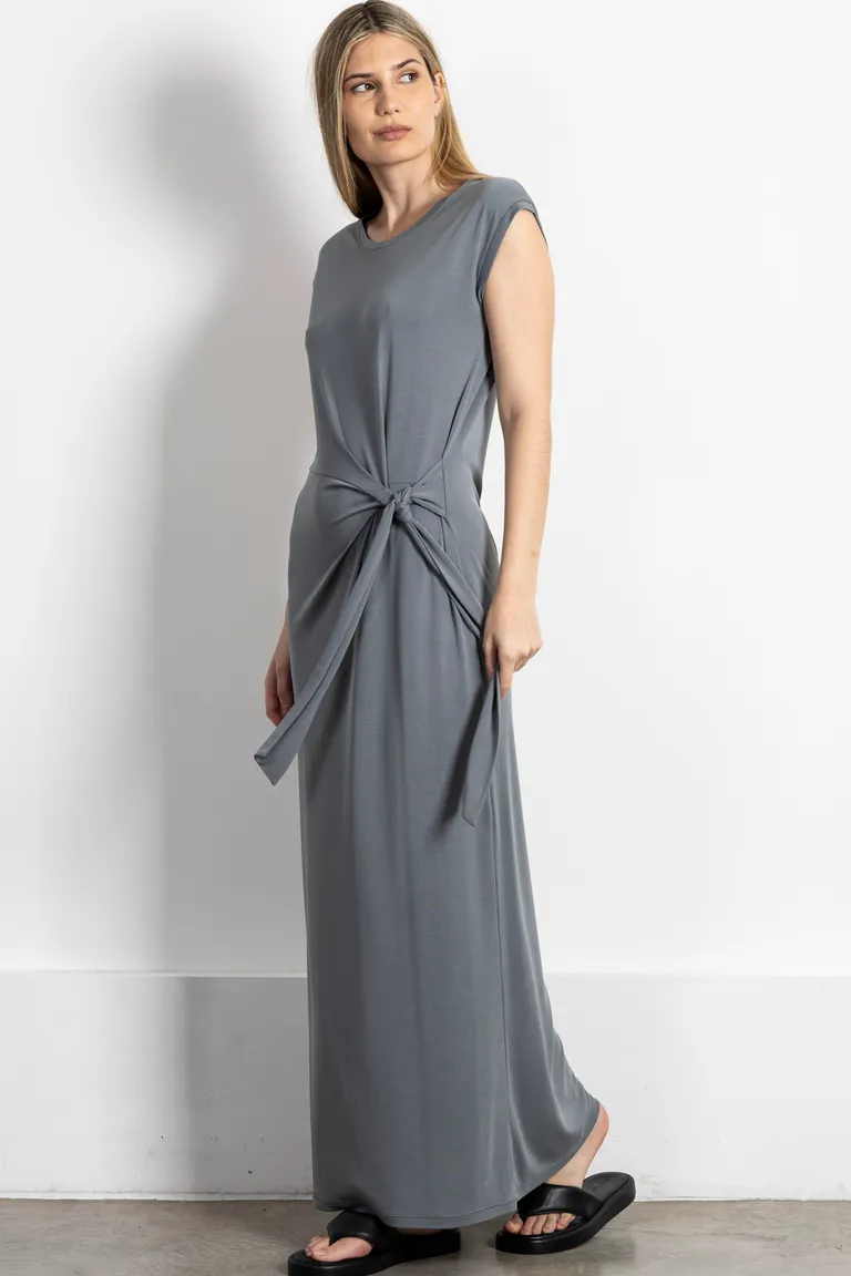 Vestido largo en gris con diseño anudado en el frente de Kill en Vestidos para argentina