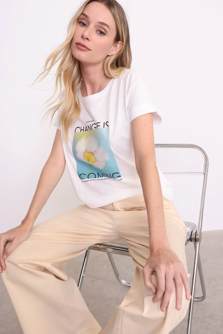 Remera de jersey blanca con estampa gráfica y calce relajado de Yagmour en Remeras para argentina