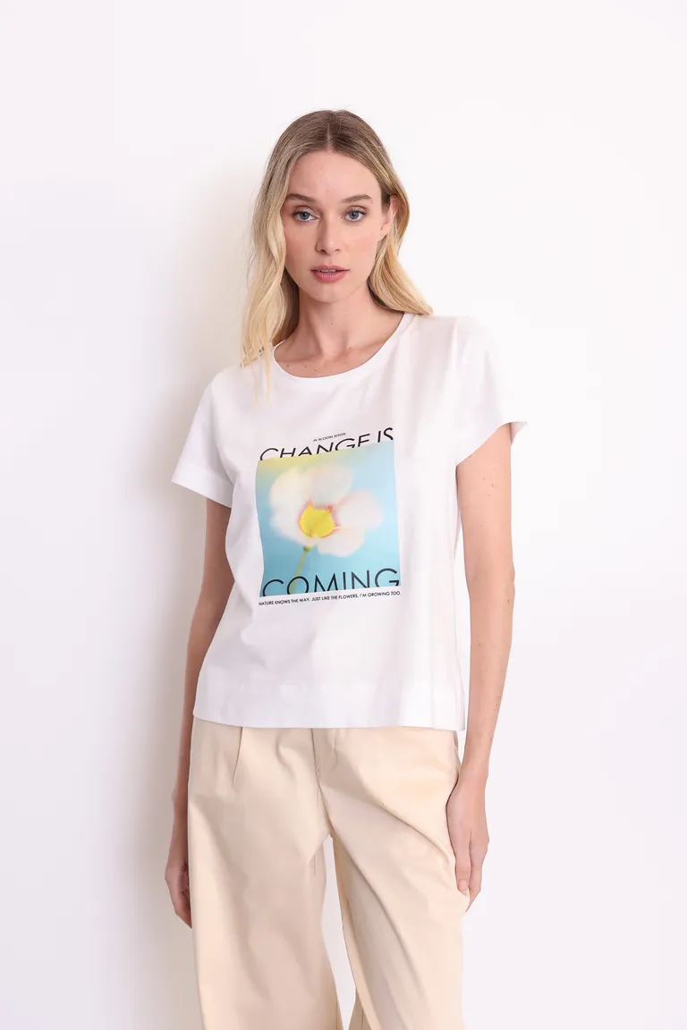 Remera de jersey blanca con estampa gráfica y calce relajado de Yagmour en Remeras para argentina