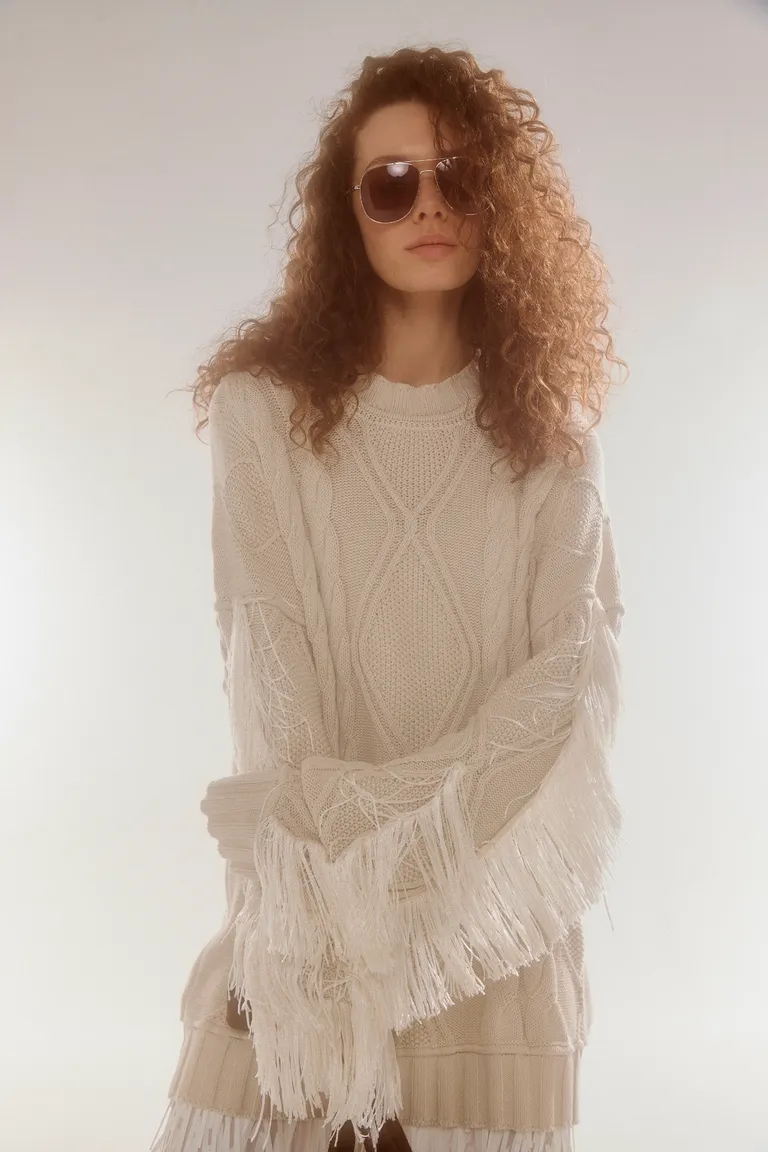 Sweater tejido con trenzas y flecos decorativos en mangas y bajo, diseño holgado de Maria Cher en Buzos y Sweaters para argentina