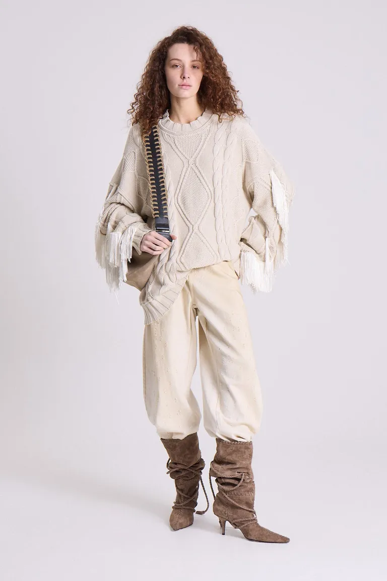 Sweater tejido con trenzas y flecos decorativos en mangas y bajo, diseño holgado de Maria Cher en Buzos y Sweaters para argentina