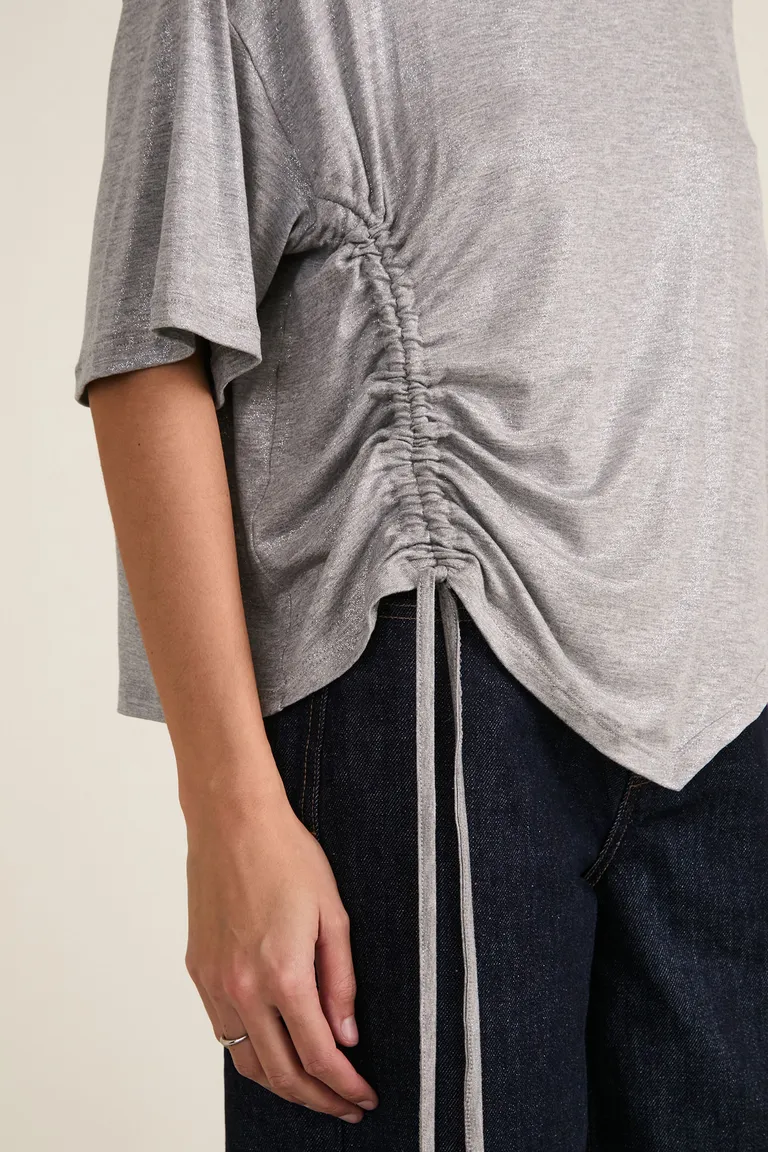 Remera de corte holgado con escote redondo y jareta ajustable lateral de Cuesta Blanca en Remeras para argentina