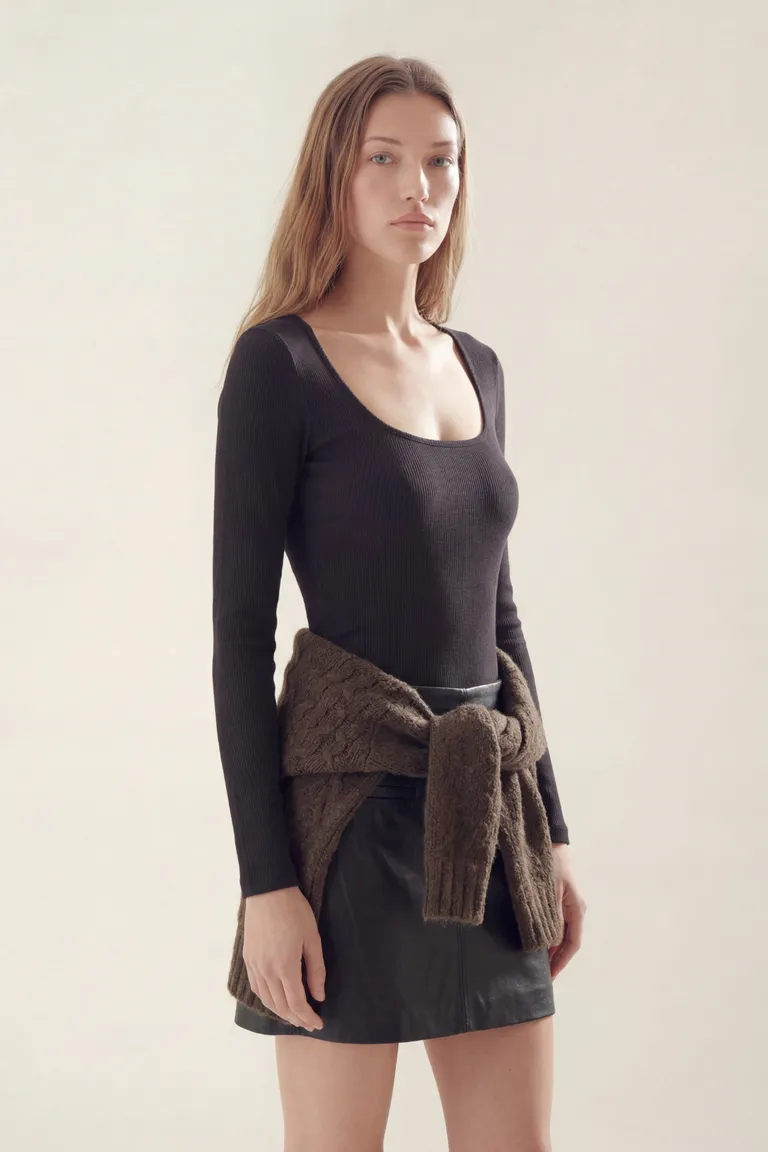 Remera de manga larga con escote cuadrado corte entallado básico de diseño liso de Akiabara en Remeras para argentina