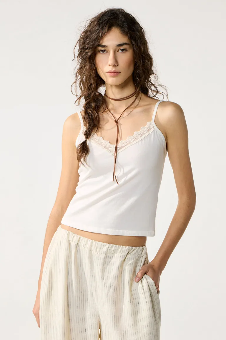 Musculosa de algodón blanca con escote en V y detalles de puntilla de Cuesta Blanca en Tops para argentina