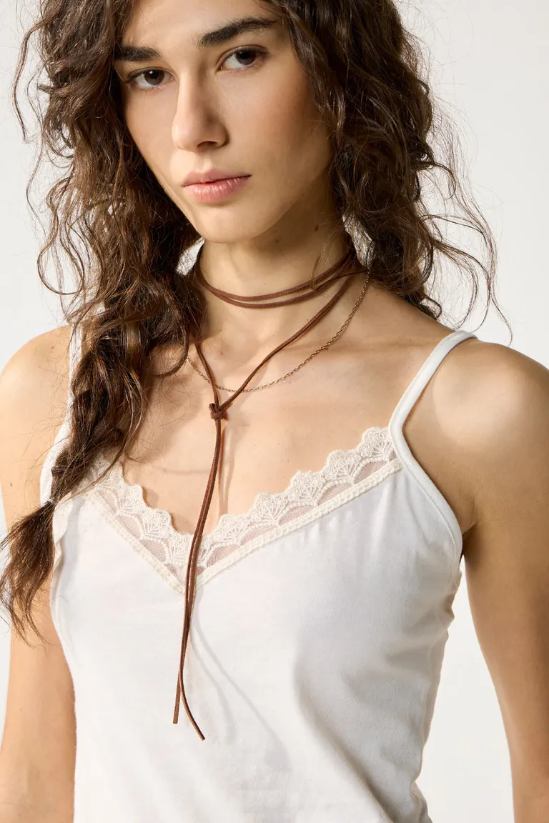 Musculosa de algodón blanca con escote en V y detalles de puntilla de Cuesta Blanca en Tops para argentina