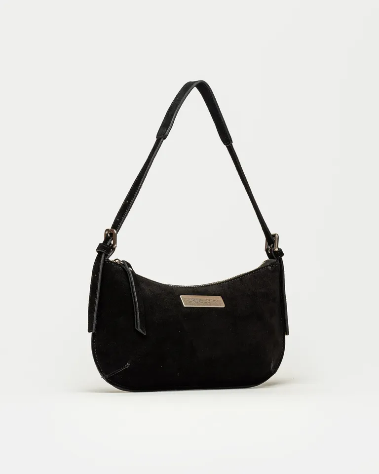 Cartera de hombro con silueta estructurada, cierre de cremallera superior y detalle de placa metálica frontal de Prüne en Bolsos y Carteras para argentina