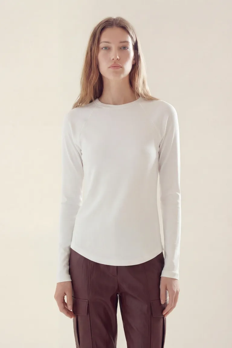 Remera de mangas largas con cuello redondo y calce entallado versátil de Akiabara en Remeras para argentina