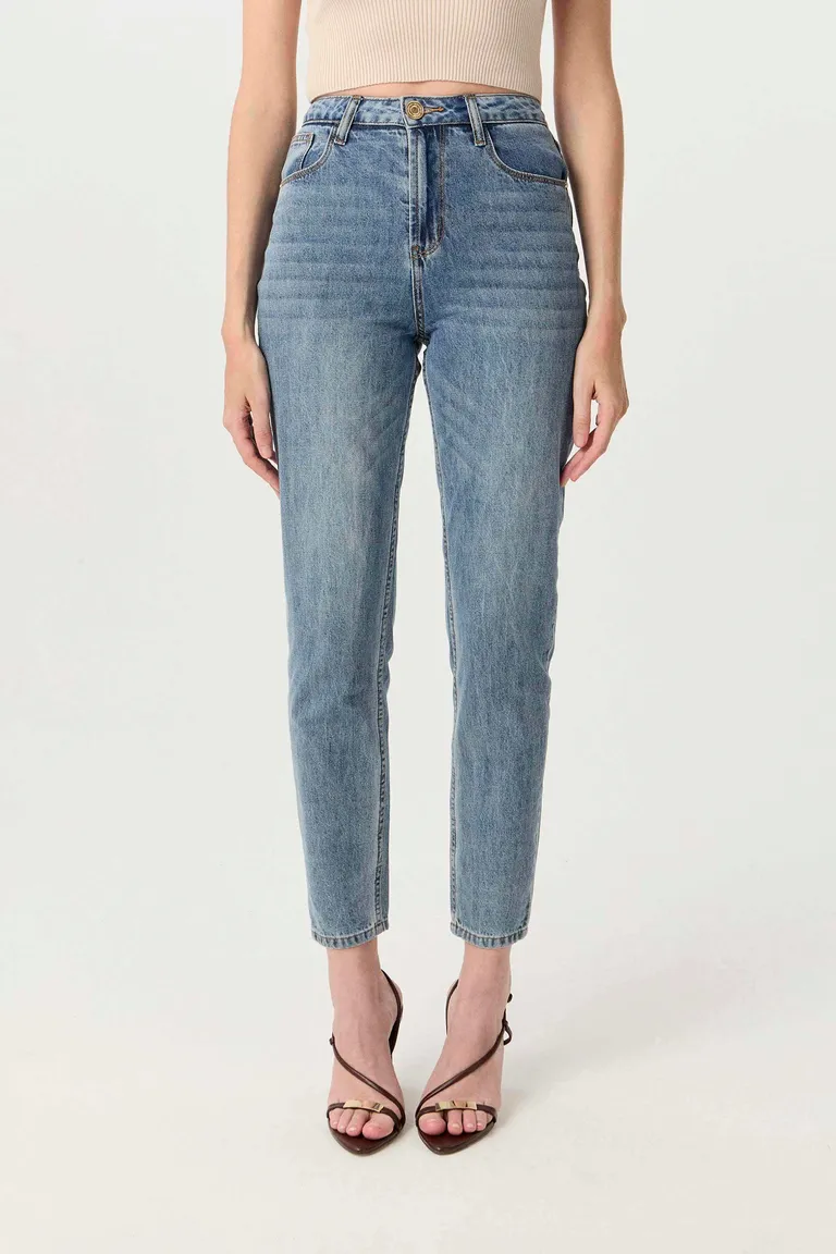 Jeans de tiro alto con pierna recta, diseño slim y lavado desgastado de Markova en Pantalones para argentina