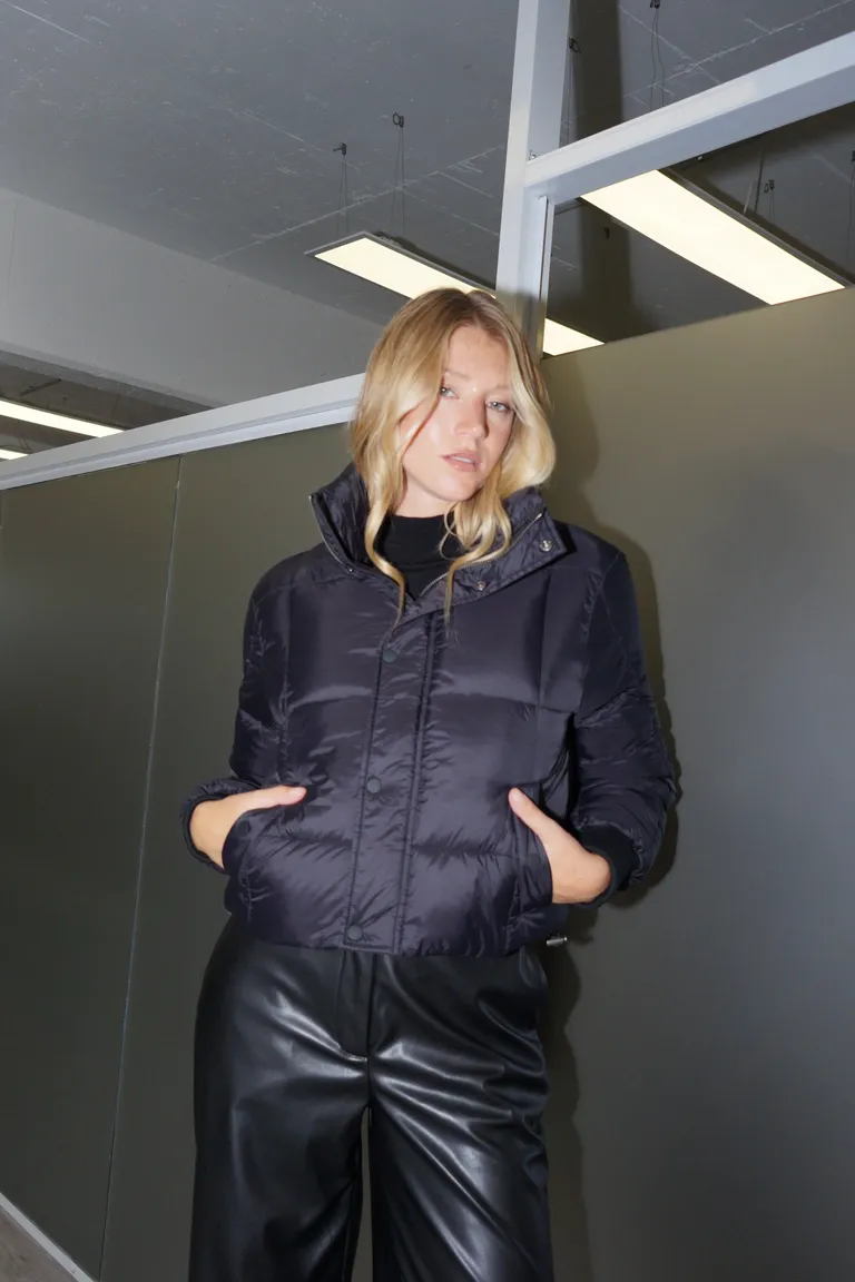 Campera corta acolchada con cuello alto y cierre frontal de Naíma en Chaquetas para argentina