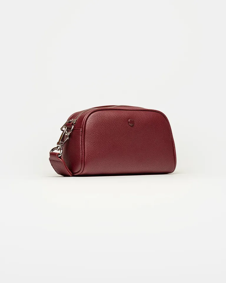 Bandolera pequeña con textura graneada, cierre superior metálico y correa lateral ajustable para uso diario de Prüne en Bolsos y Carteras para argentina