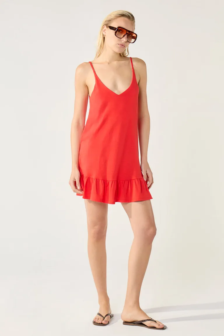 Vestido corto rojo con escote pronunciado y volado en el ruedo de Cuesta Blanca en Vestidos para argentina