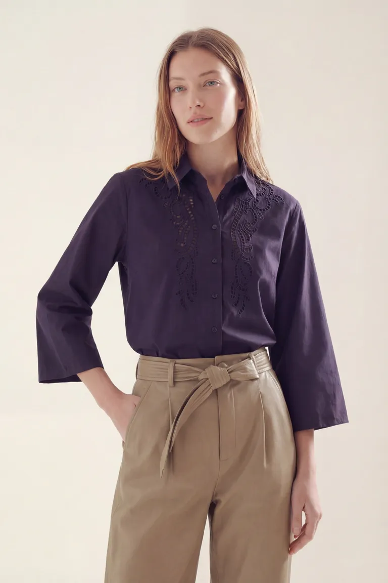 Camisa de mujer con mangas tres cuartos cuello clásico y detalles bordados en el frente de Akiabara en Camisas para argentina