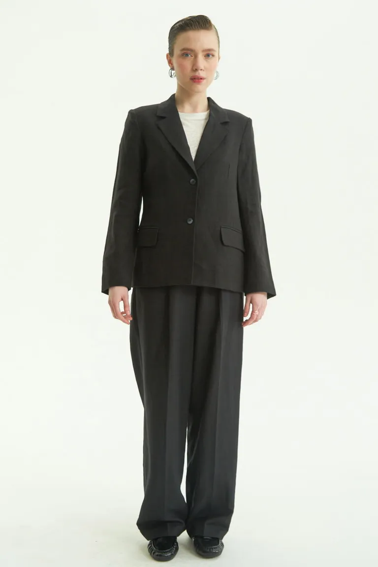 Blazer negro de lino con corte recto y bolsillos con tapa de Las Pepas en Blazers para argentina