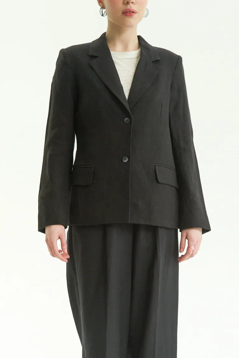 Blazer negro de lino con corte recto y bolsillos con tapa de Las Pepas en Blazers para argentina